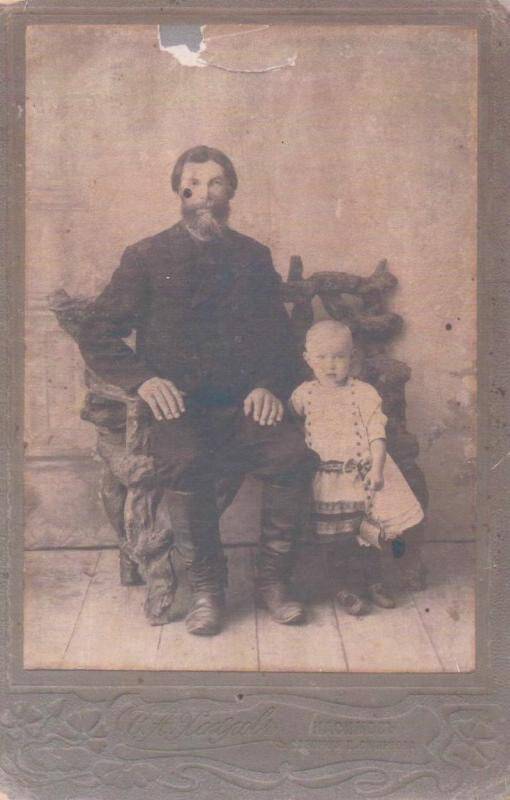 Фотокопия. Мужчина с девочкой. Из коллекции сканированных фотографий семьи Грошевых.