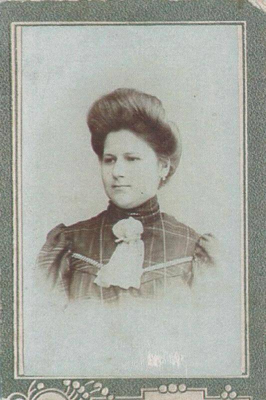 Фотокопия. Портрет - визитка женщины. Из коллекции сканированных фотографий семьи Грошевых.