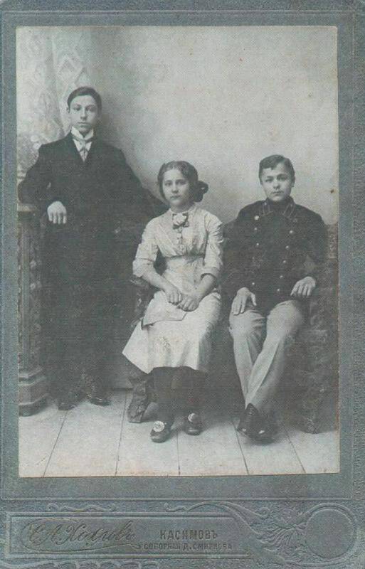 Фотокопия. Портрет подростков в интерьере фотосалона. Из коллекции сканированных фотографий семьи Грошевых.