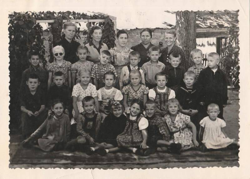 Группа детей во дворе детского сада. Из комплекта Фотографии из семейного архива Семёновых - Громовых.