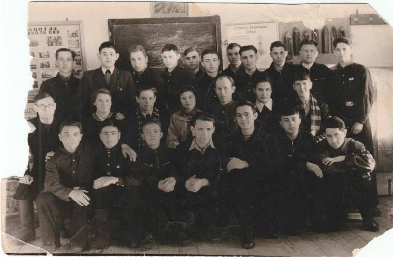 Группа юношей. Из комплекта Фотографии из семейного архива Семёновых - Громовых.