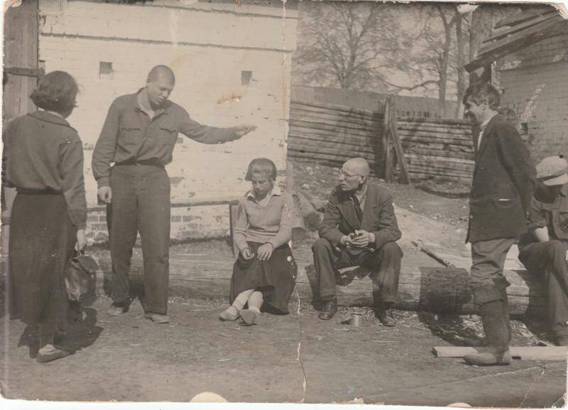 На школьном дворе средней школы № 1. Из комплекта Фотографии из семейного архива Семёновых - Громовых.
