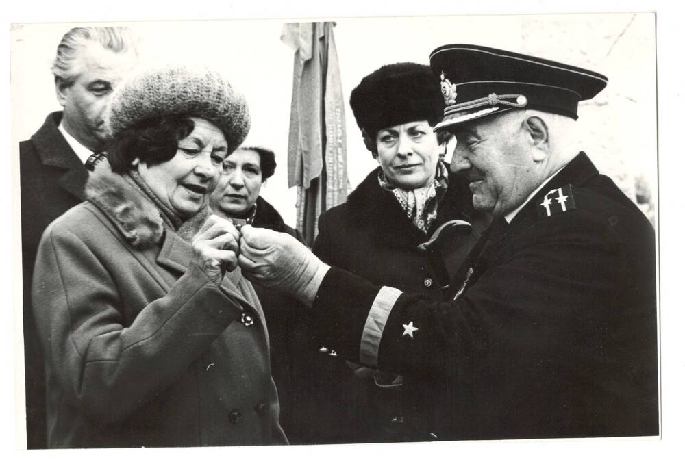 Фото. Герой Советского Союза Тесленко И.А. с работниками РК КПСС.
