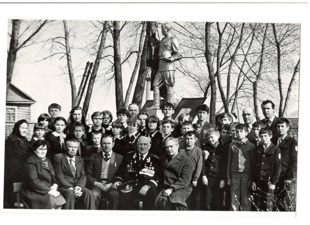 Фото. Герой Советского Союза Тесленко И.А. с учащимися Трыковской средней школы.