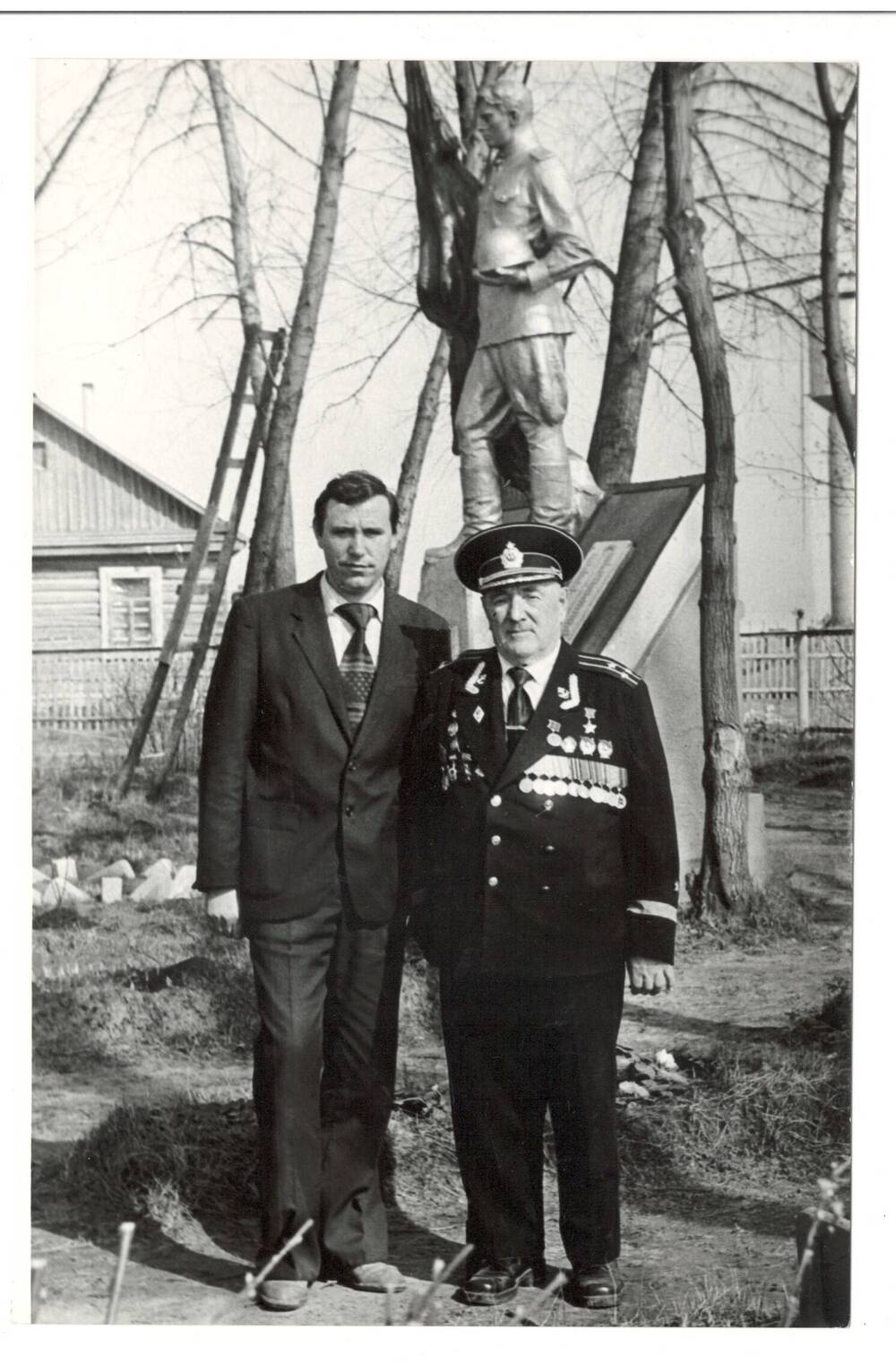 Фото. Герой Советского Союза Тесленко И.А. с учителем Готмановым В.Н.