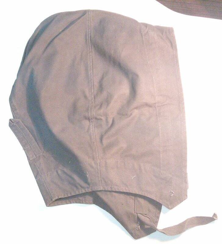 Пристёгивающиеся капюшоны (2 шт) из ткани защитного и чёрного цветов из комплекта обмундирования офицера Советской армии.