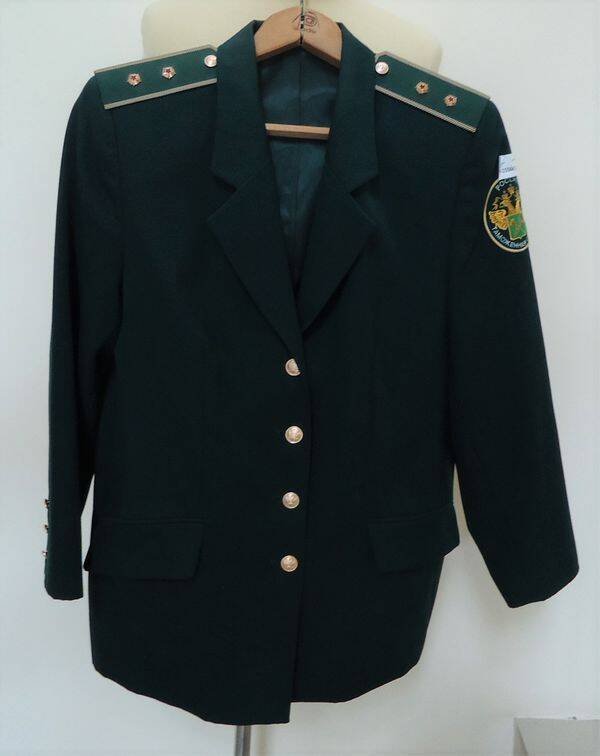 Пиджак форменный служащей таможни, темно-зеленого цвета, с погонами и нашивкой.