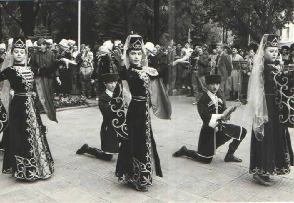 Негатив черно-белый. Выступление детского танцевального коллектива на открытии сквера Дружбы в г. Краснодаре.