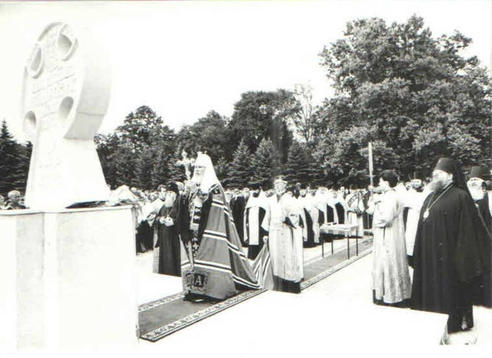 Негатив черно-белый. Богослужение у Поклонного креста в г. Краснодаре проводит святейший патриарх Алексий II