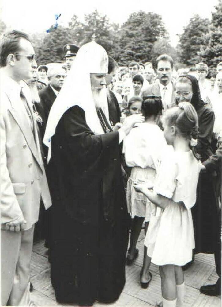 Негатив черно-белый. Святейший патриарх Алексий II у Поклонного креста в г. Краснодаре благословляет детей