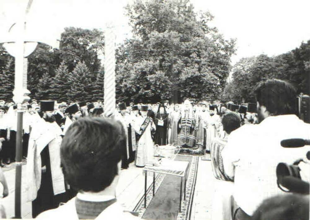 Негатив черно-белый. Святейший патриарх Алексий II проводит богослужение у Поклонного креста в г. Краснодаре