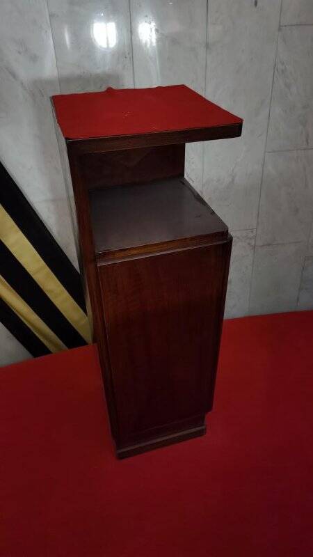 Мебель. Подставка деревянная, высокая с дачи Г.К.Жукова