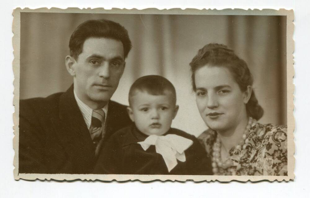 Фотография  постановочная – Щавинский Борис Николаевич с женой Ниной Михайловной (ур. Корольковой) и сыном Сергеем