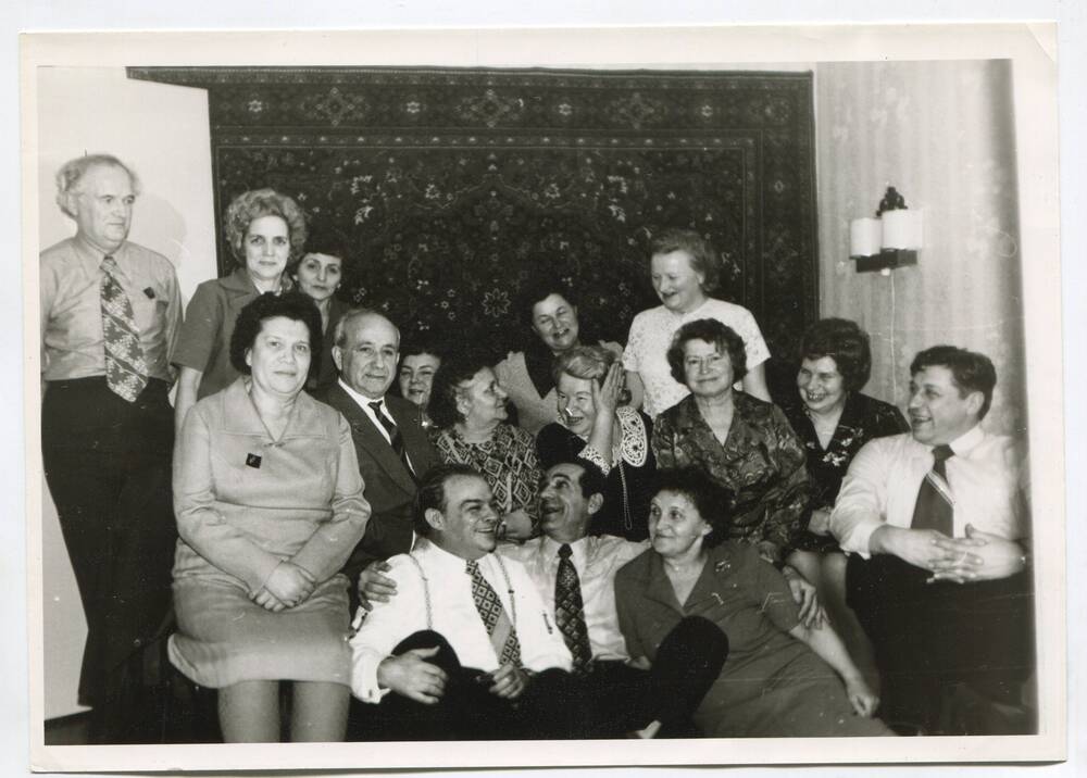 Фотография групповая любительская – Встреча выпускников 1941 года -10-а класс 2-й средней школы г. Красногвардейска