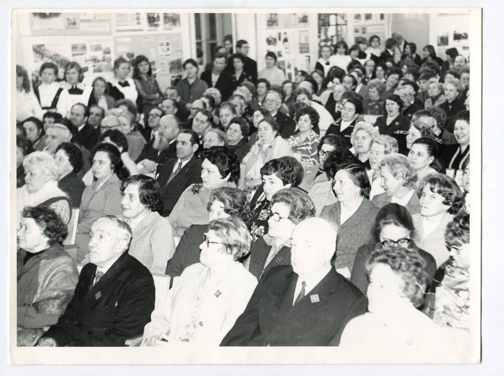 Фотография групповая любительская – Встреча выпускников 1941 года, посвященная сорокалетию окончания школы (общий вид зала)