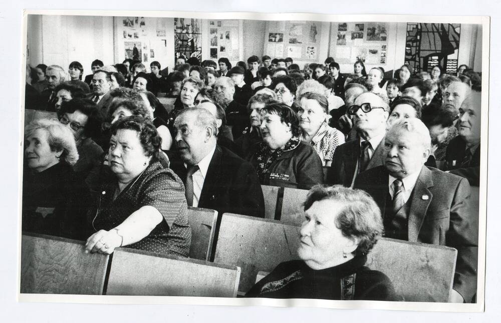 Фотография групповая любительская – Встреча выпускников 1941 года, посвященная сорокалетию окончания школы (общий вид зала)