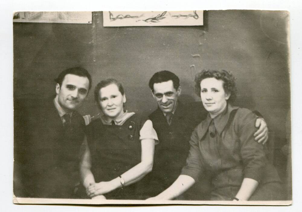 Фотография групповая любительская – Выпускники 1941 года - 10-а класс на 80-летии школы