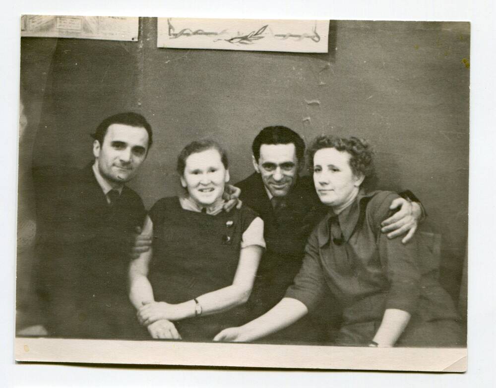 Фотография групповая любительская – Выпускники 1941 года - 10-а класс на 80-летии школы