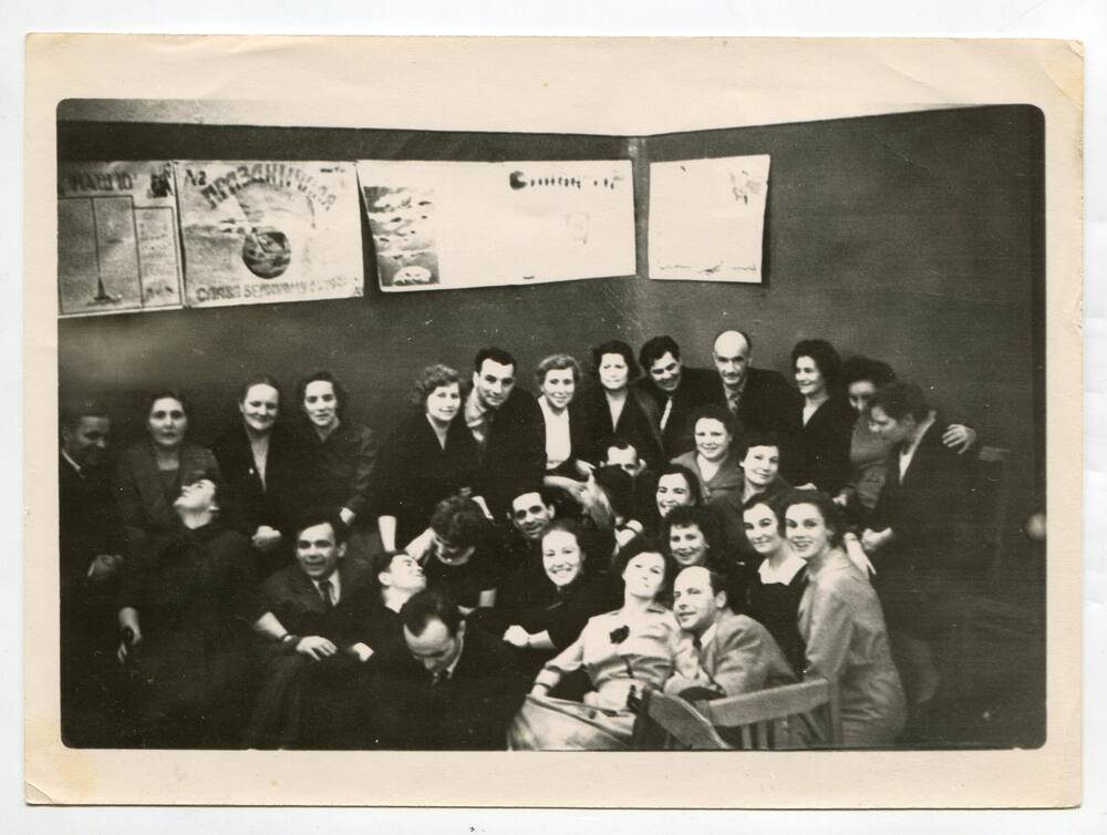 Фотография групповая любительская – Выпускники 1941 года на 80-летии школы
