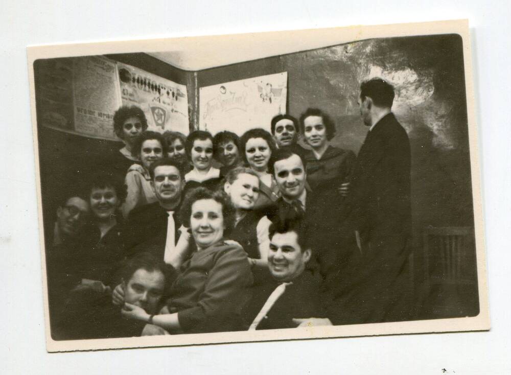 Фотография групповая любительская – Выпускники 1941 года на 80-летии школы