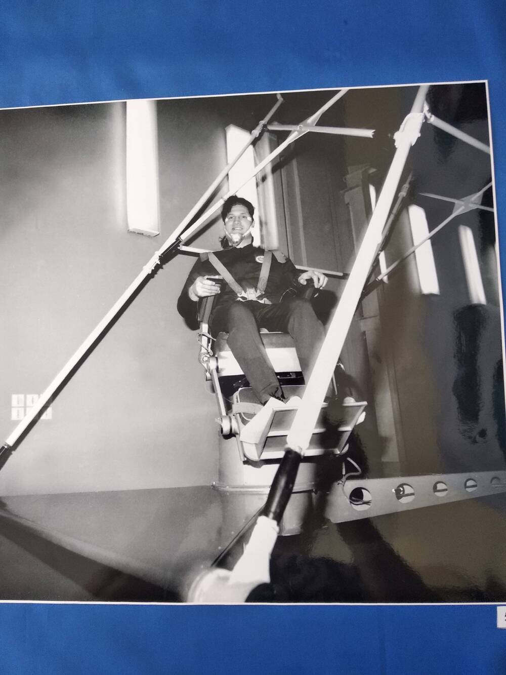 Фотография сюжетная черно-белая космонавта Б. Волынова на тренажере.