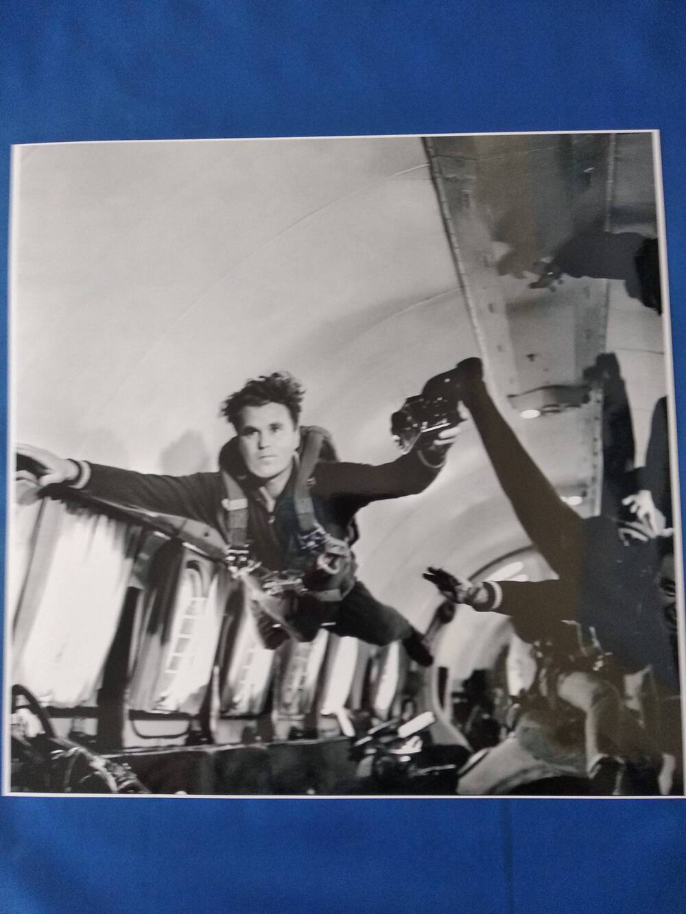 Фотография сюжетная черно-белая космонавта В.Шаталова во время тренировки в невесомости на самолете.
