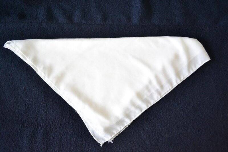 Женский платок белого цвета,шелковый.