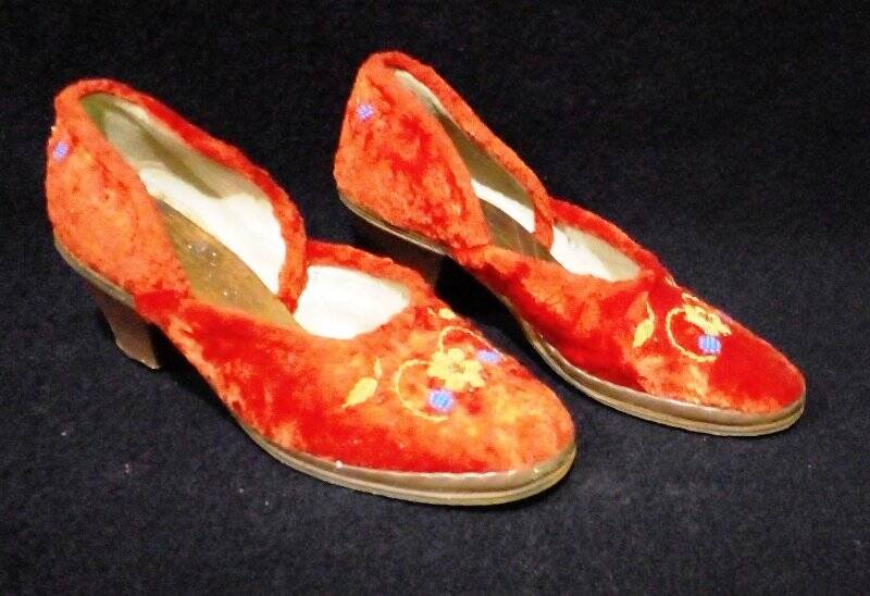 Туфли женские,красного цвета,вышиты разноцветным бисером.