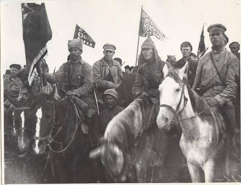 Вперед на Запад красные конники. Всадник РККА С бородой. Конармия фото.