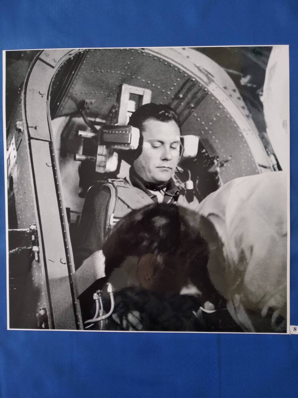 Фотография сюжетная черно-белая космонавта П.Поповича на тренажере «Ротор».