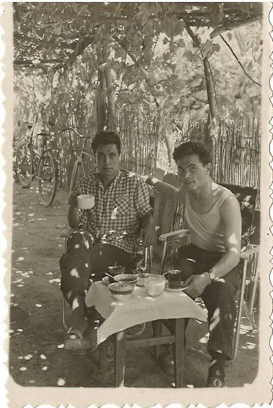 Фотография черно-белая. Двое мужчин за чаепитием во дворе. Из личного архива Рефатовой Айше Махмудовны