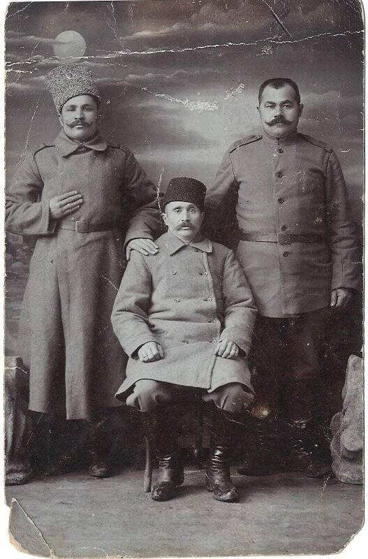 Фотография черно-белая. Участник I Мировой войны Фейзулла Барамыков с родственниками.