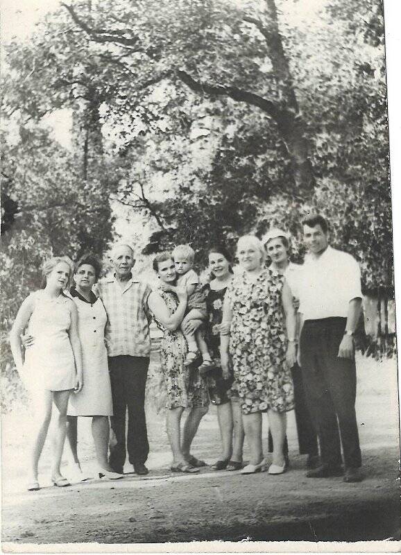Фотография черно-белая. Участник Великой Отечественной войны Николай Михайлович Ноздрин с семьей.