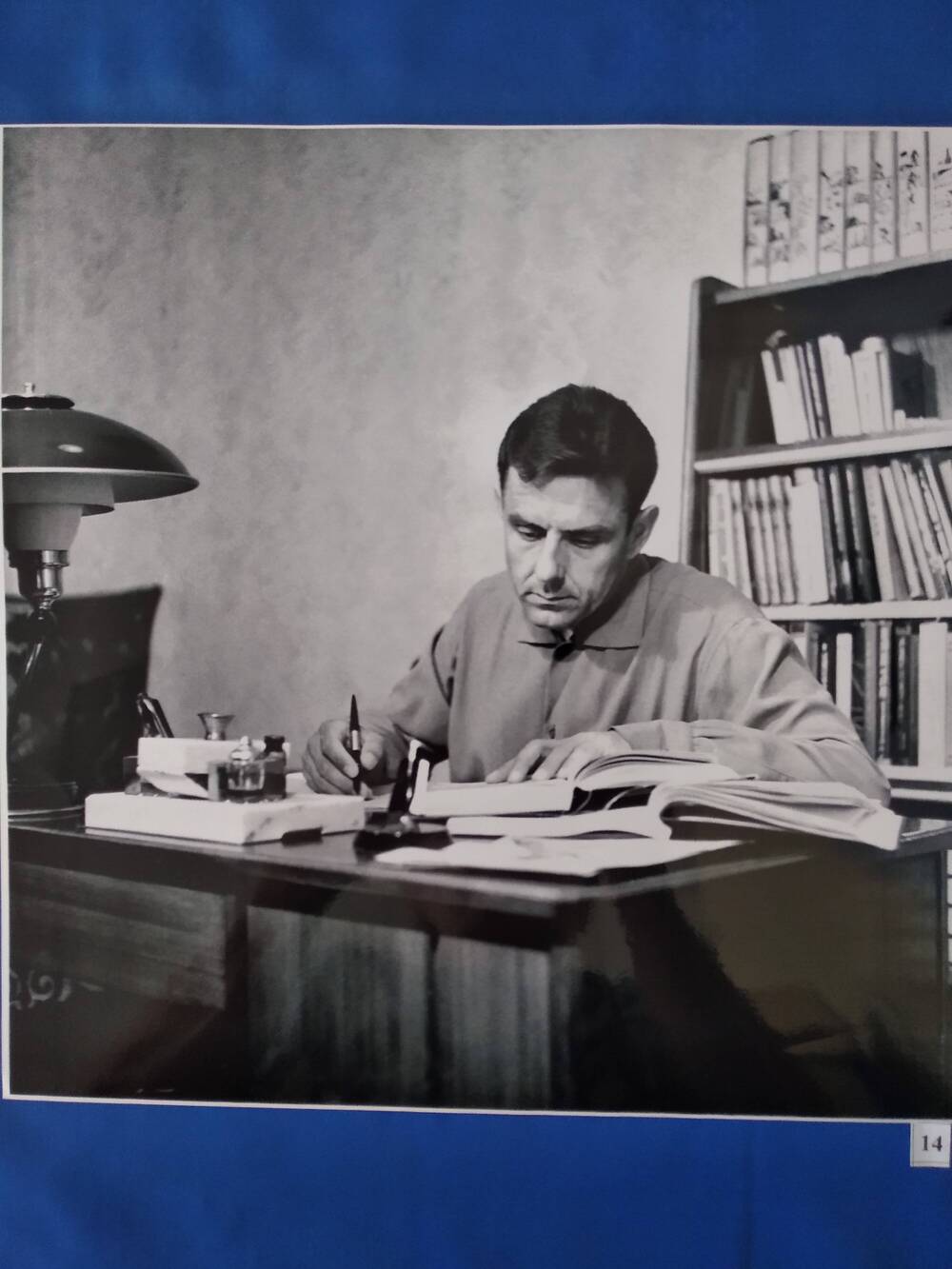 Фотография сюжетная черно-белая космонавта В.Комарова за рабочим столом.