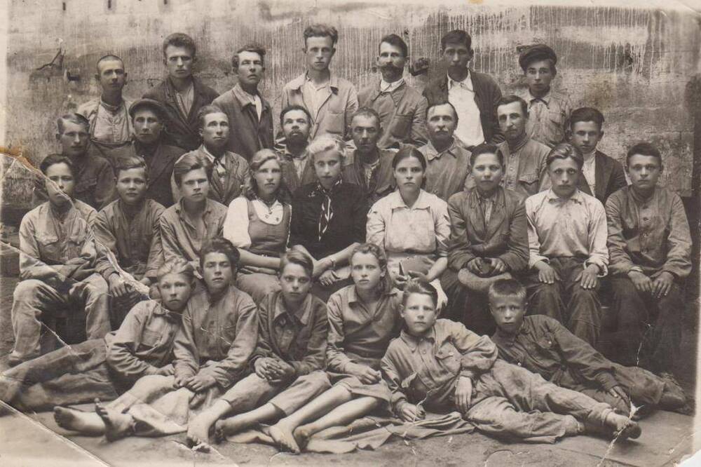 Фото: Работники строительного цеха Людиновского завода. Участники восстановления завода после войны