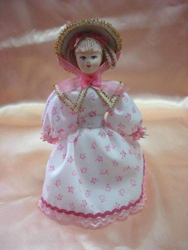 Коллекция кукол. Кукла в белом платье в розовый цветочек.