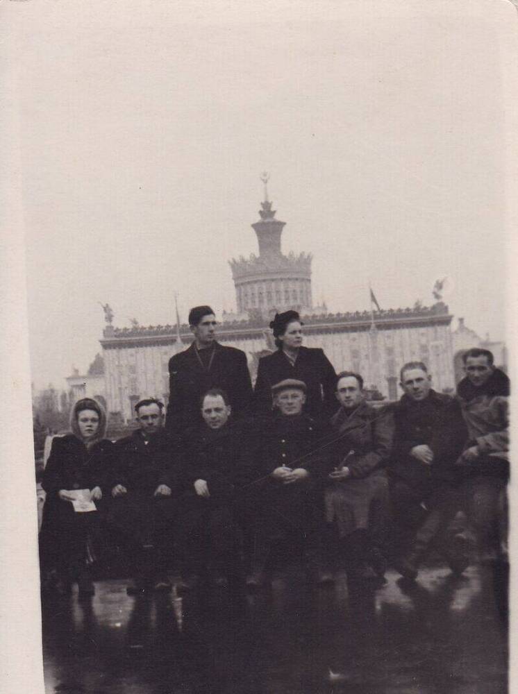 Фотография. Групповой портрет. Поездка в г. Москву на ВДНХ 1956 года г. Москва