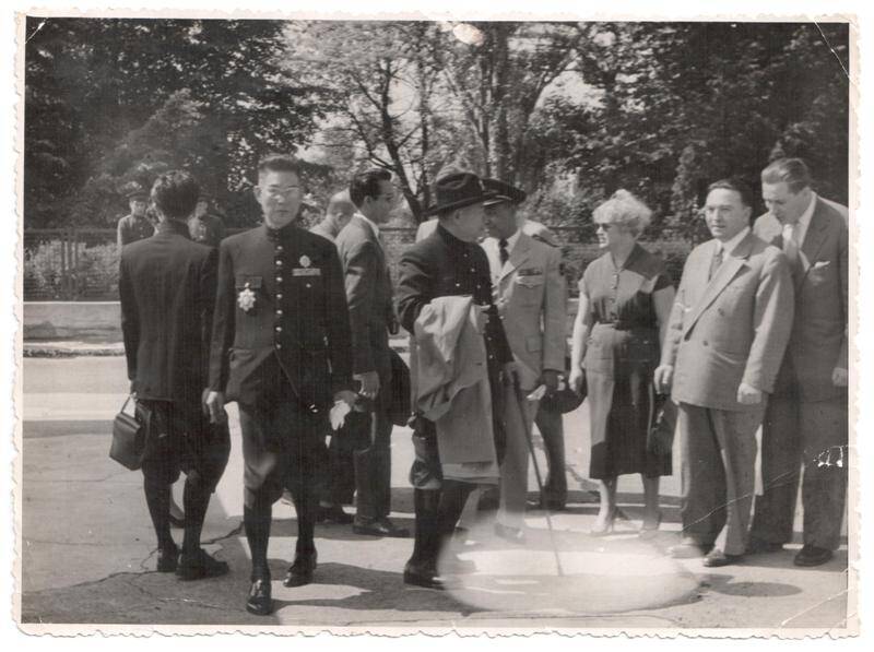 Фото групповое: в центре в шляпе премьер-министр Камбоджи с послом СССР в ГДР (Фото: Будков В.И.). 1965 г