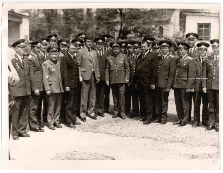 Фото групповое: космонавт В.В. Горботко (7-й слева) с сотрудниками и воспитателями трудколонии. Белореченск. 1977 г.