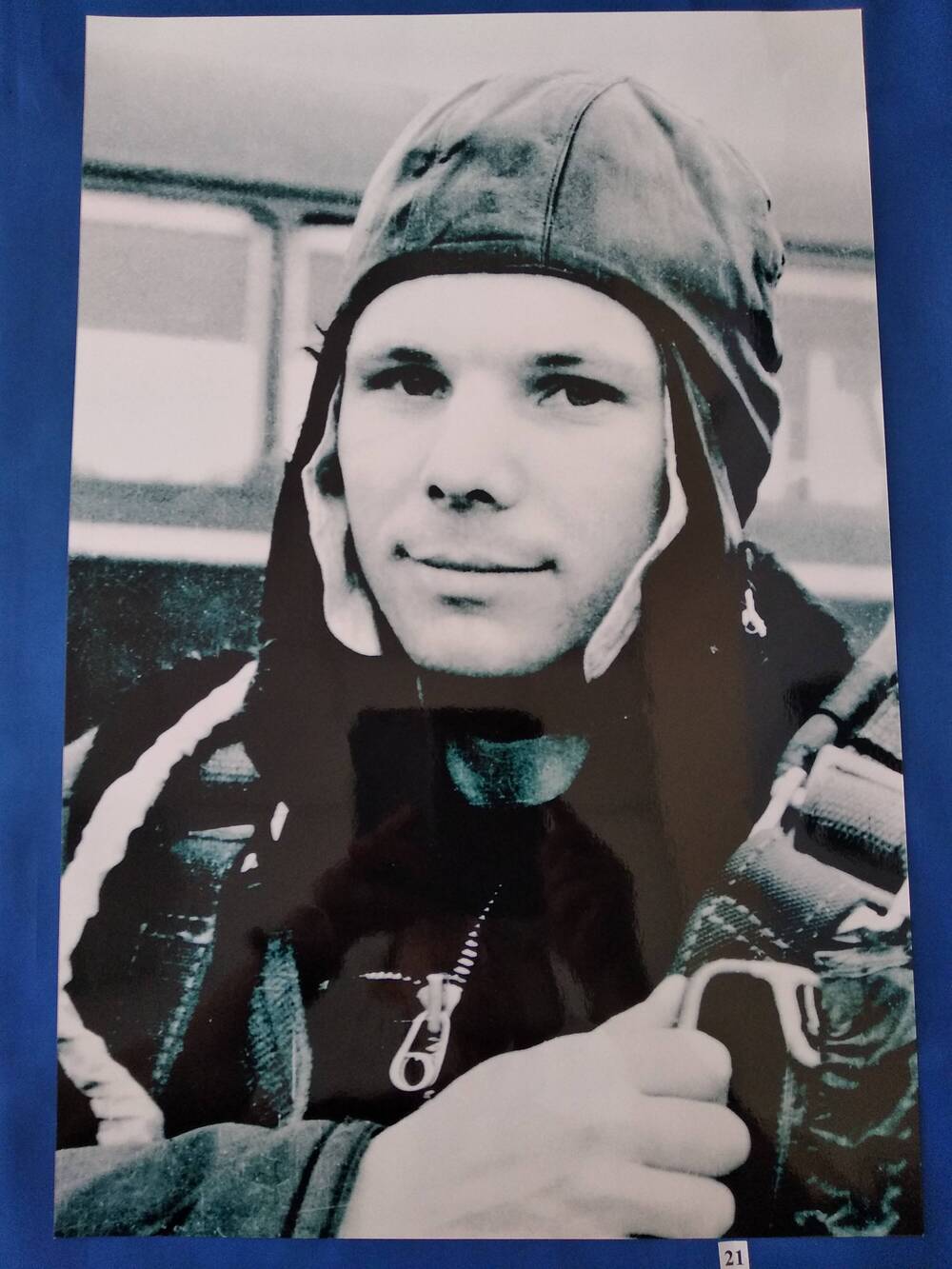 Фотография космонавта Ю.А.Гагарина – портретная, черно-белая, на  парашютной подготовке.