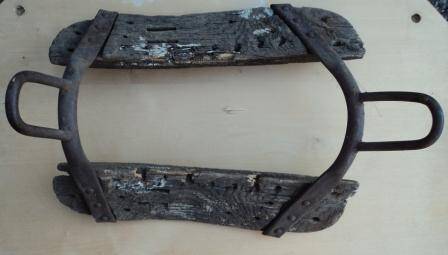 Седло. Основание железное, с прямоугольными деревянными боковинами и железными ручками