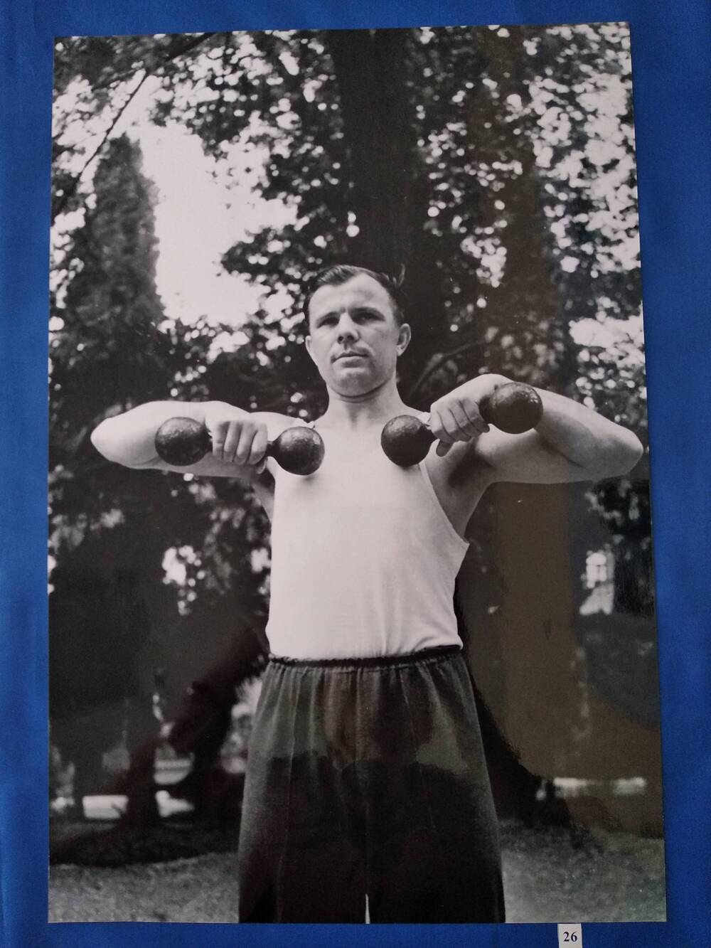 Фотография портретная, черно-белая первого космонавта Ю.А.Гагарина на физической подготовке.