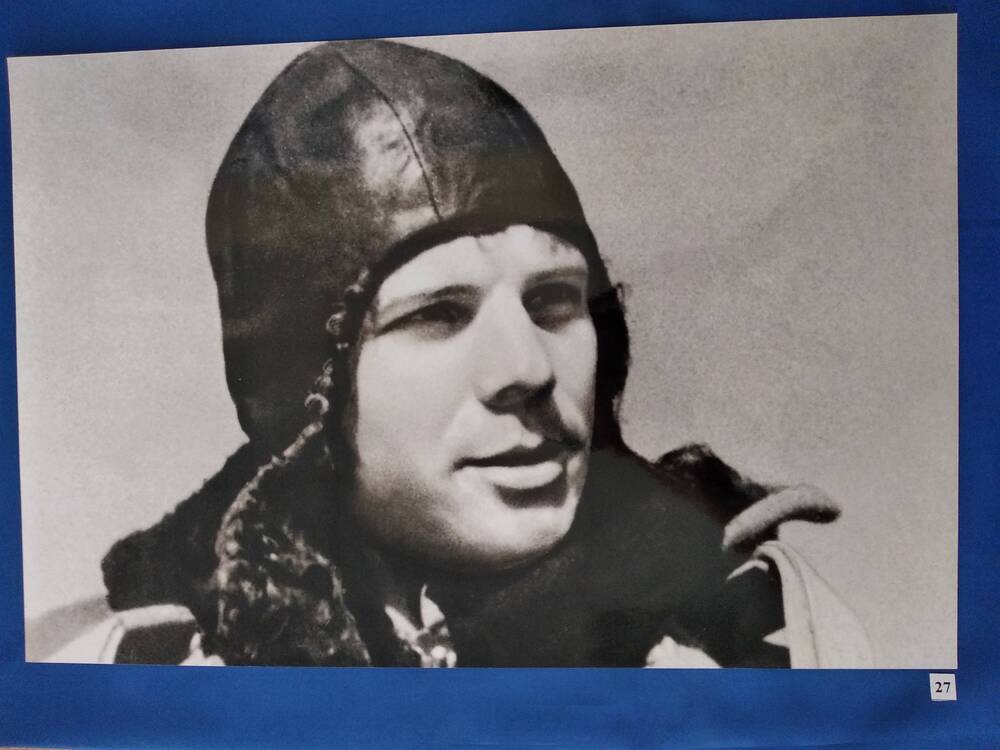 Фотография портретная, черно-белая первого космонавта Ю.А.Гагарина на парашютной подготовке.