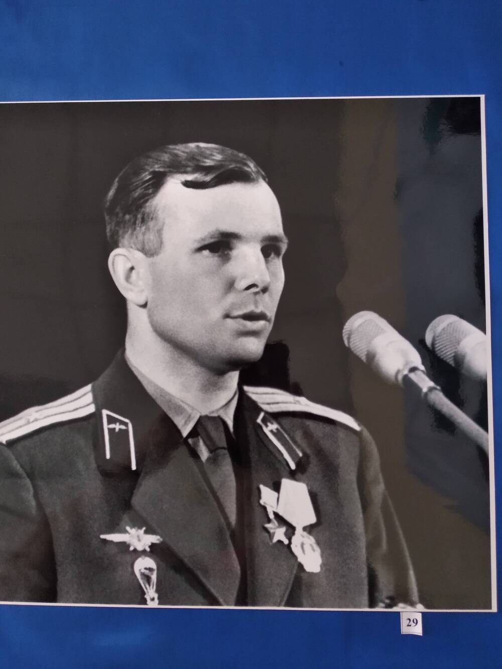 Фотография портретная черно-белая первого космонавта Ю.А.Гагарина на пресс-конференции.