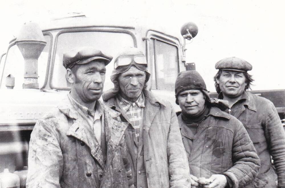 Фото: Работники Мироновского совхоза - победители соцсоревнования.