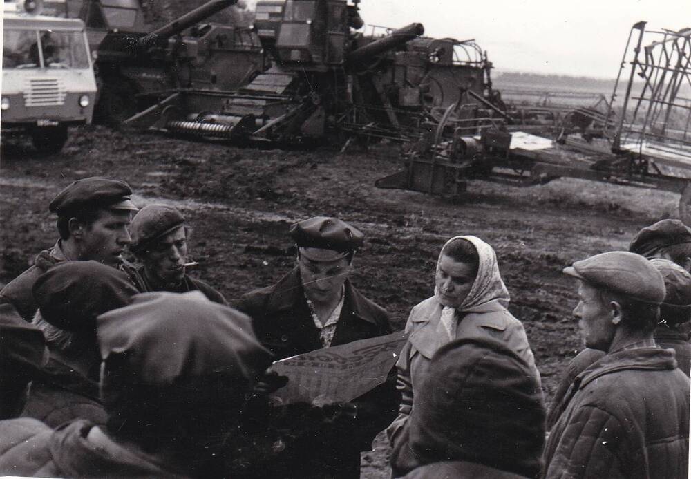 Фото: Перед началом смены. Механизаторы Егоршинского совхоза.