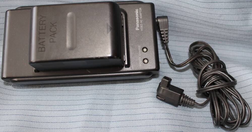 Адаптер (зарядное устройство), для батарея  к видеокамере «Panasonik RХ7».