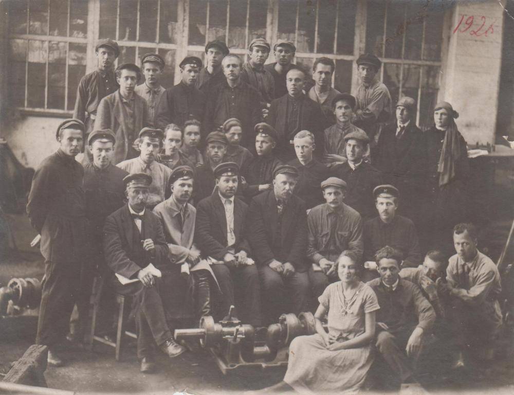 Фото: Группа рабочих и ИТР Людиновского завода