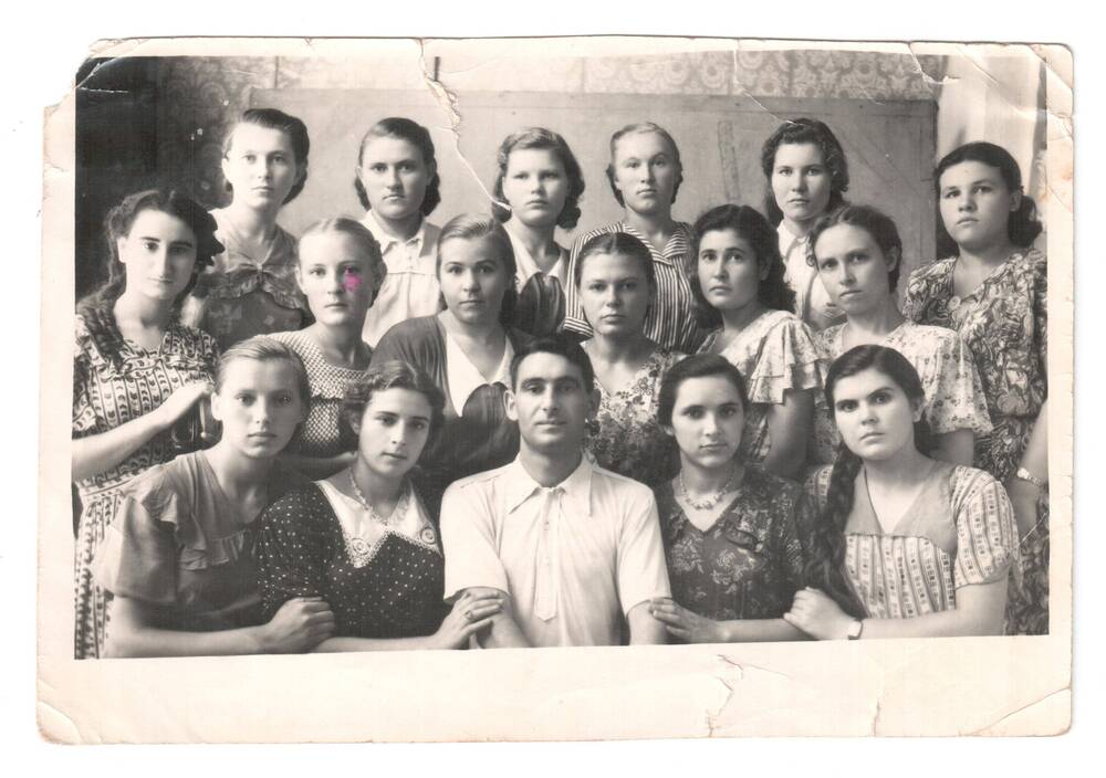 Фото групповое: Горбулина Галина Алексеевна (нижний ряд, крайняя справа) на курсах библиотекарей. Краснодар. 1954 г.