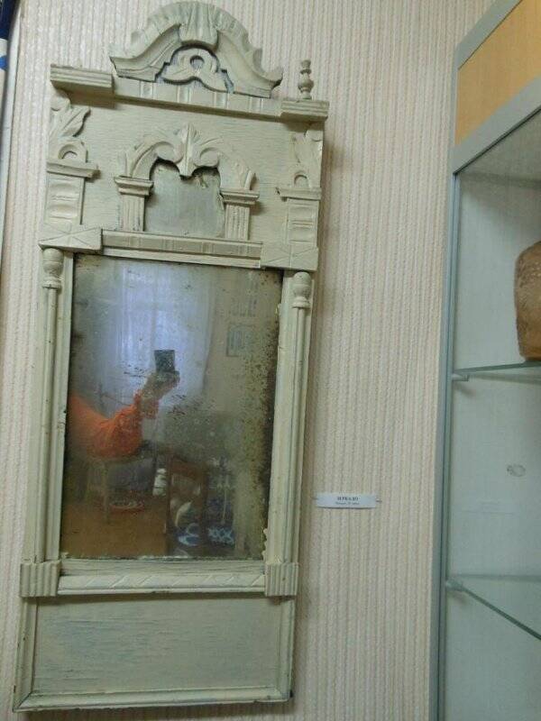 Зеркало в деревянной оправе.